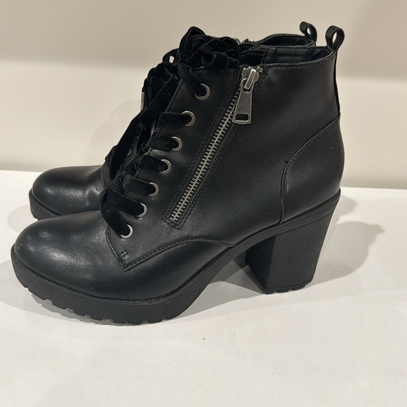 Lace up black black leather boots 8 - Picture 3 of 7
